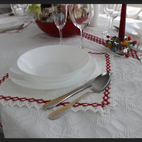 Fata de masa alba cu dantela rosie