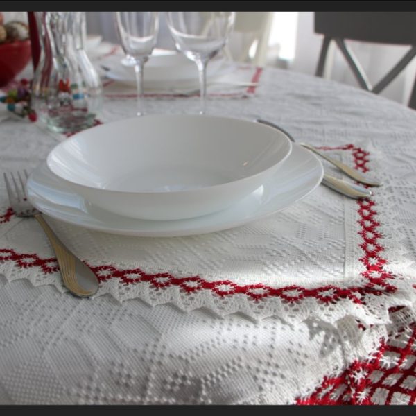 Fata de masa alba cu dantela rosie2